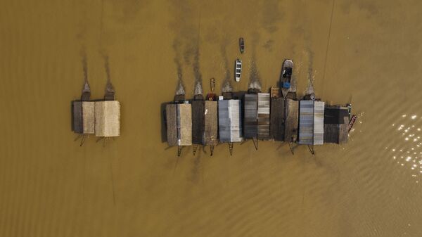 Balsas de garimpo de ouro operam ilegalmente no rio Madeira, em frente a cidade de Humaitá, no sul do Amazonas - Sputnik Brasil