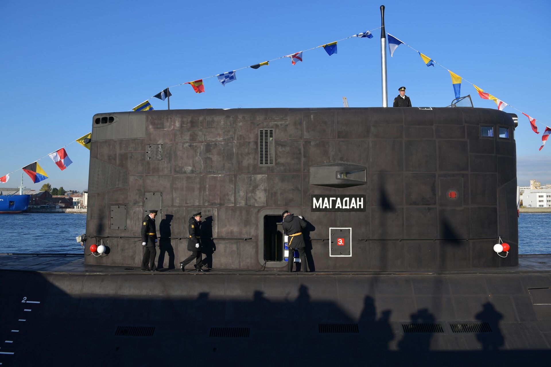 Cerimônia solene de hasteamento de bandeira no submarino Magadan, do projeto 636.3, 12 de outubro de 2021 - Sputnik Brasil, 1920, 09.11.2021