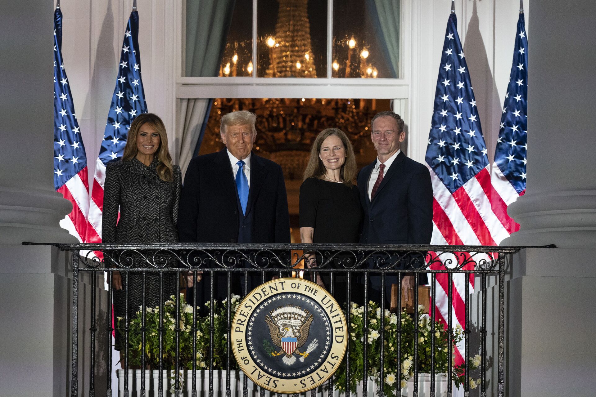 O ex-presidente Donald Trump e Amy Coney Barrett (à esquerda) depois que o juiz da Suprema Corte administrou o juramento constitucional a ela no gramado sul da Casa Branca em Washington, 26 de outubro de 2020 - Sputnik Brasil, 1920, 09.11.2021