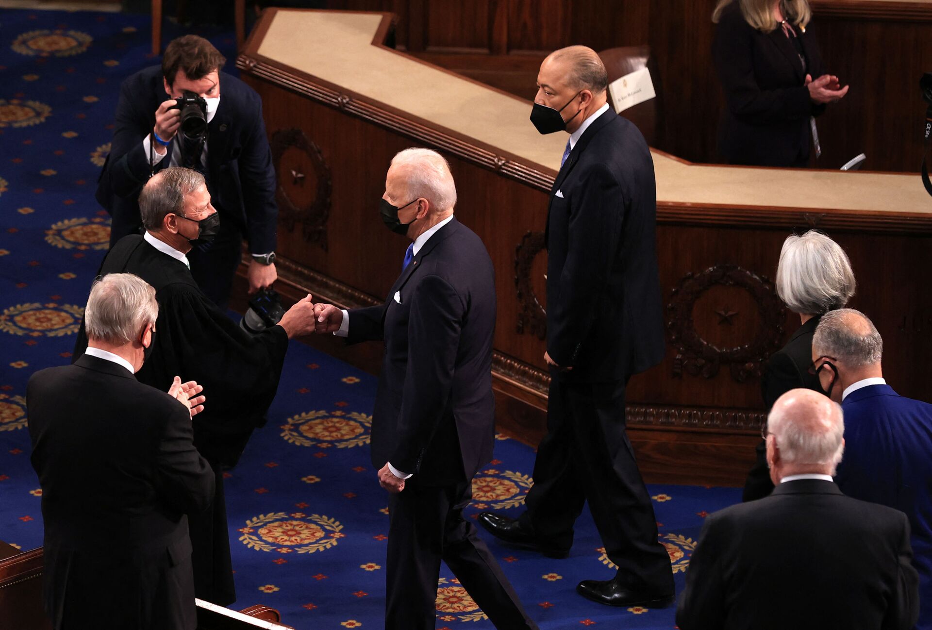 Joe Biden cumprimenta o juiz da Suprema Corte, John Roberts, antes de se dirigir a uma sessão conjunta do Congresso na Câmara do Capitólio, Washington, EUA, 21 de abril de 2021 - Sputnik Brasil, 1920, 09.11.2021