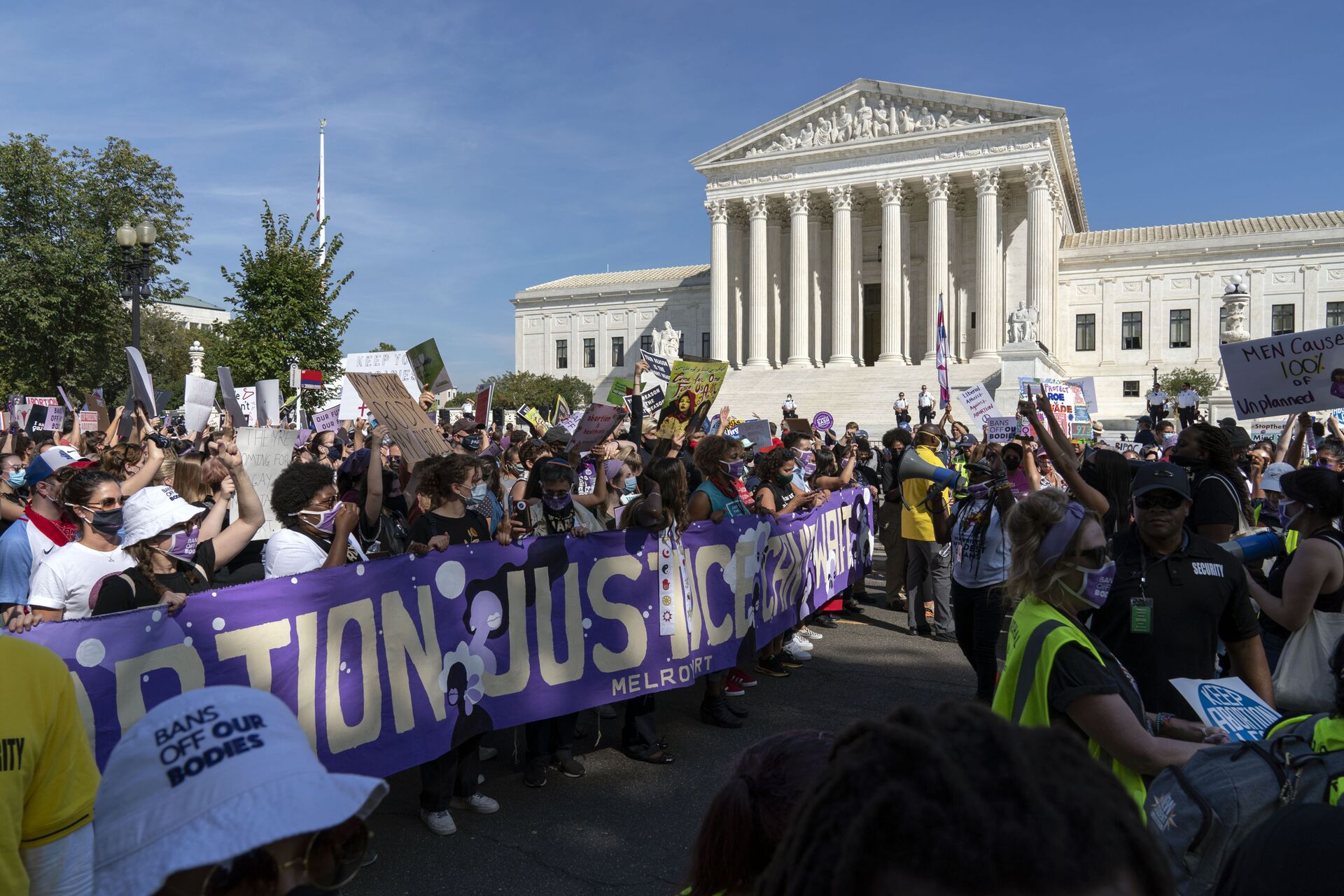 Milhares marcham do lado da da Suprema Corte dos EUA durante a Marcha das Mulheres a favor do aborto em Washington, 2 de outubro de 2021 - Sputnik Brasil, 1920, 09.11.2021