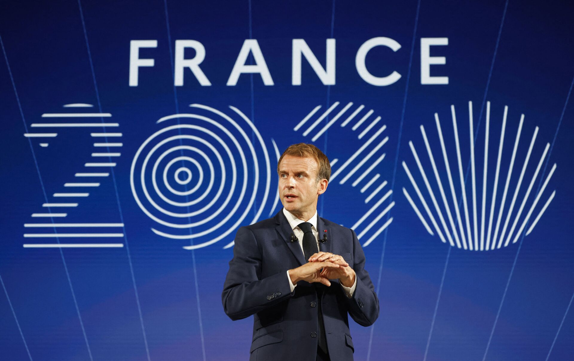 Presidente da França, Emmanuel Macron, gesticula enquanto fala durante apresentação de plano de investimento em Paris, em 12 de outubro de 2021 - Sputnik Brasil, 1920, 09.11.2021