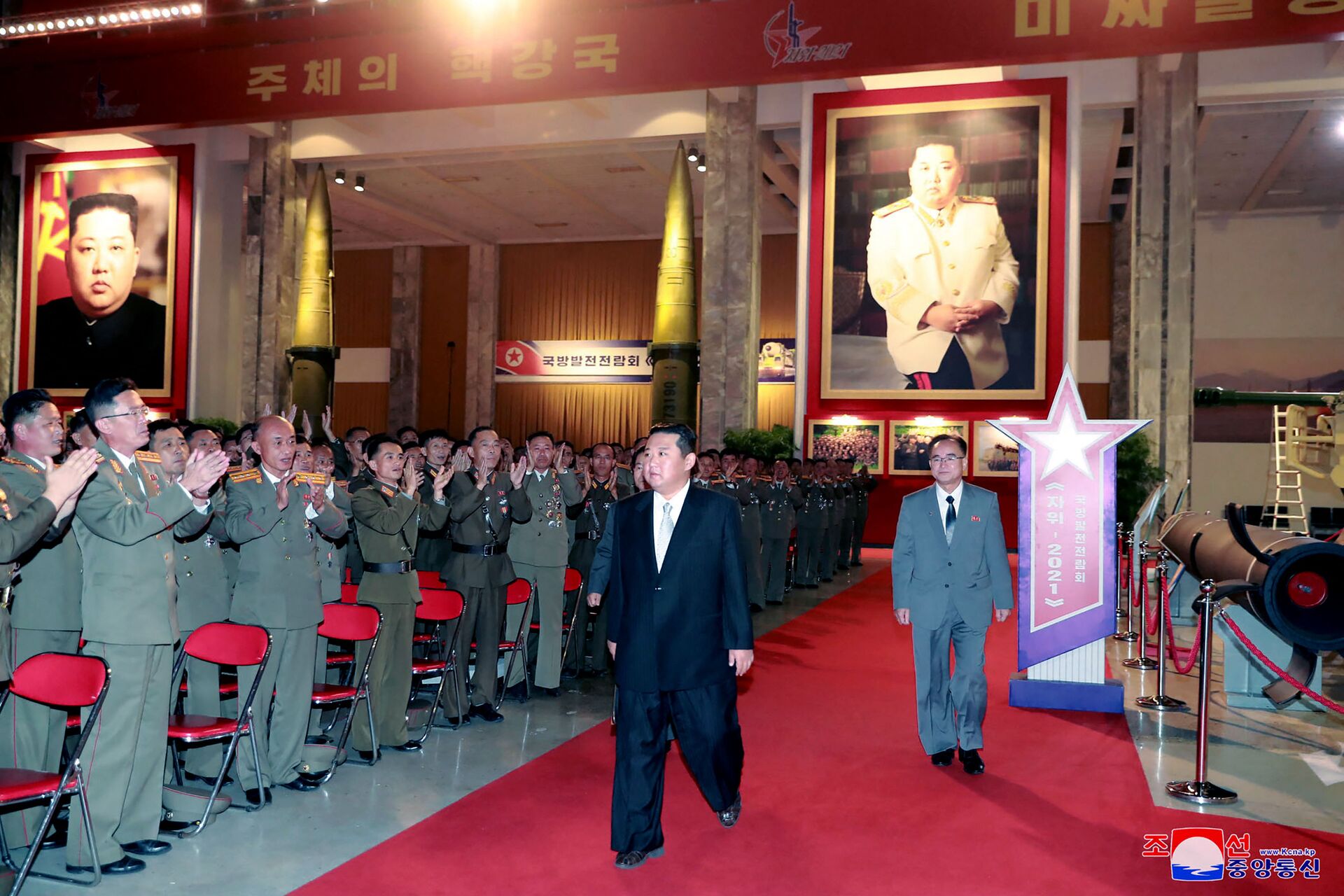 Líder norte-coreano, Kim Jong-un durante a exposição militar Autodefesa-2021 em Pyongyang, em 11 de outubro de 2021 - Sputnik Brasil, 1920, 09.11.2021