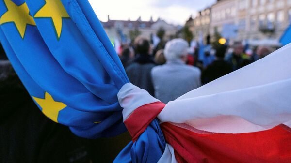 Bandeiras da Polônia e União Europeia entrelaçadas durante marcha em apoio à permanência do país no bloco europeu - Sputnik Brasil