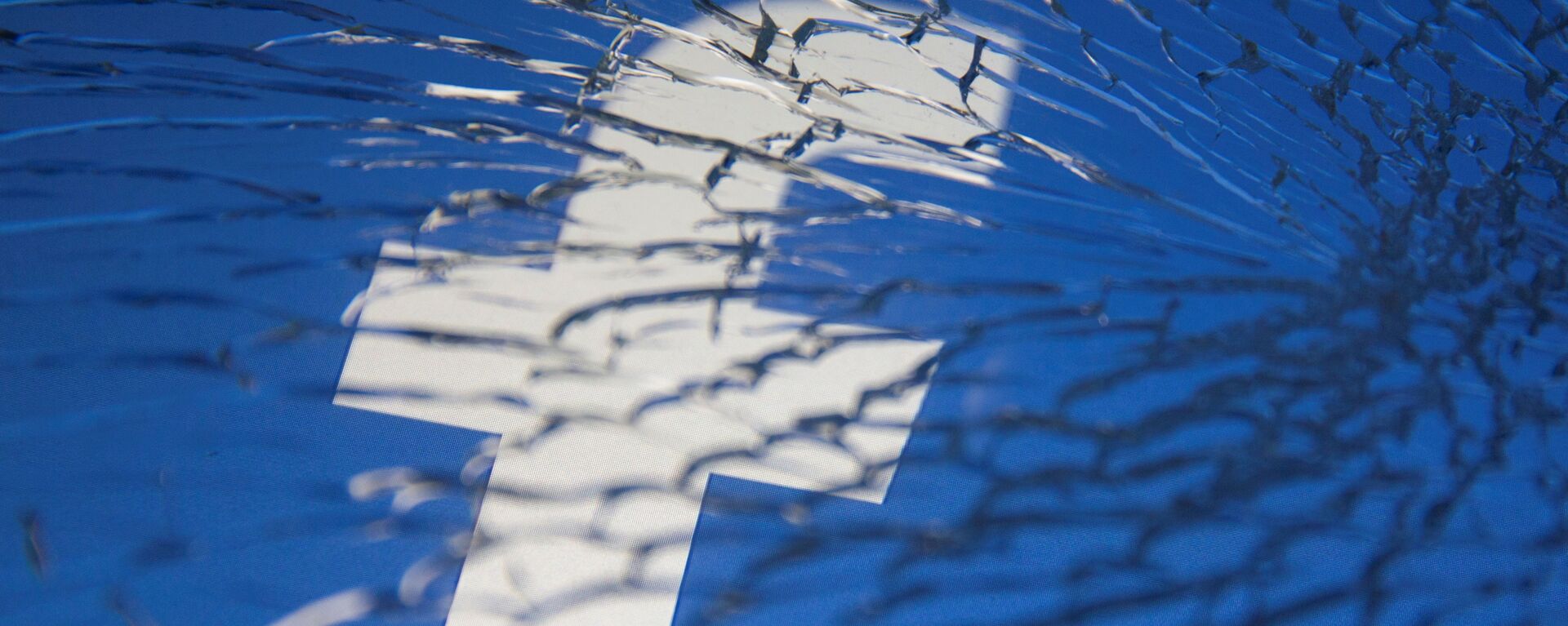 Logotipo do Facebook exibido através de vidro quebrado em 4 de outubro de 2021 - Sputnik Brasil, 1920, 07.01.2022
