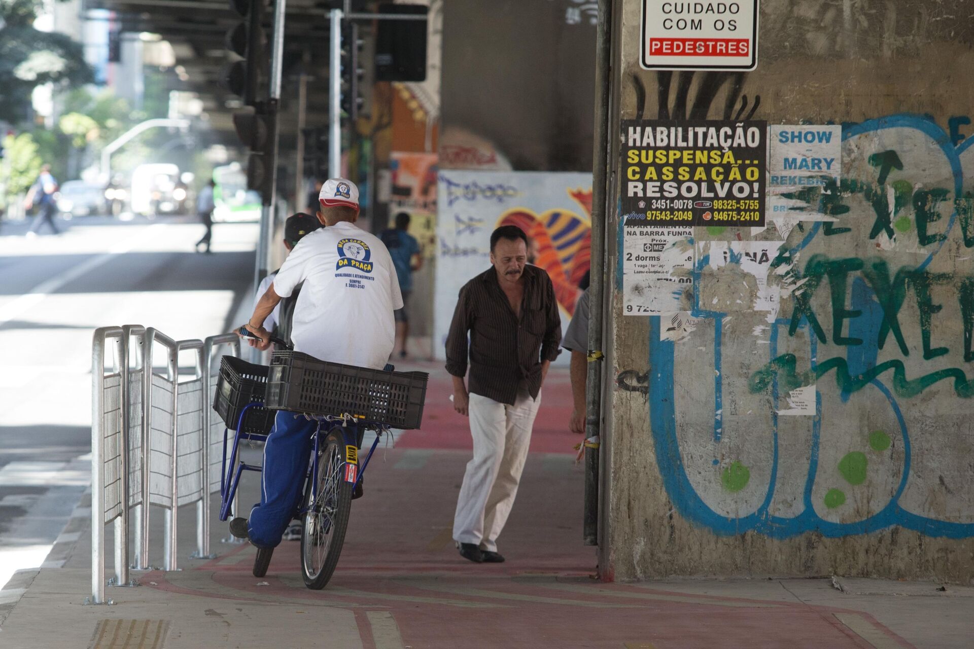 Com a falta de planejamento, ciclovias são construídas em lugares de passagem de pedestre colocando em risco o cidadão que anda na rua e o próprio ciclista (foto de arquivo) - Sputnik Brasil, 1920, 09.11.2021