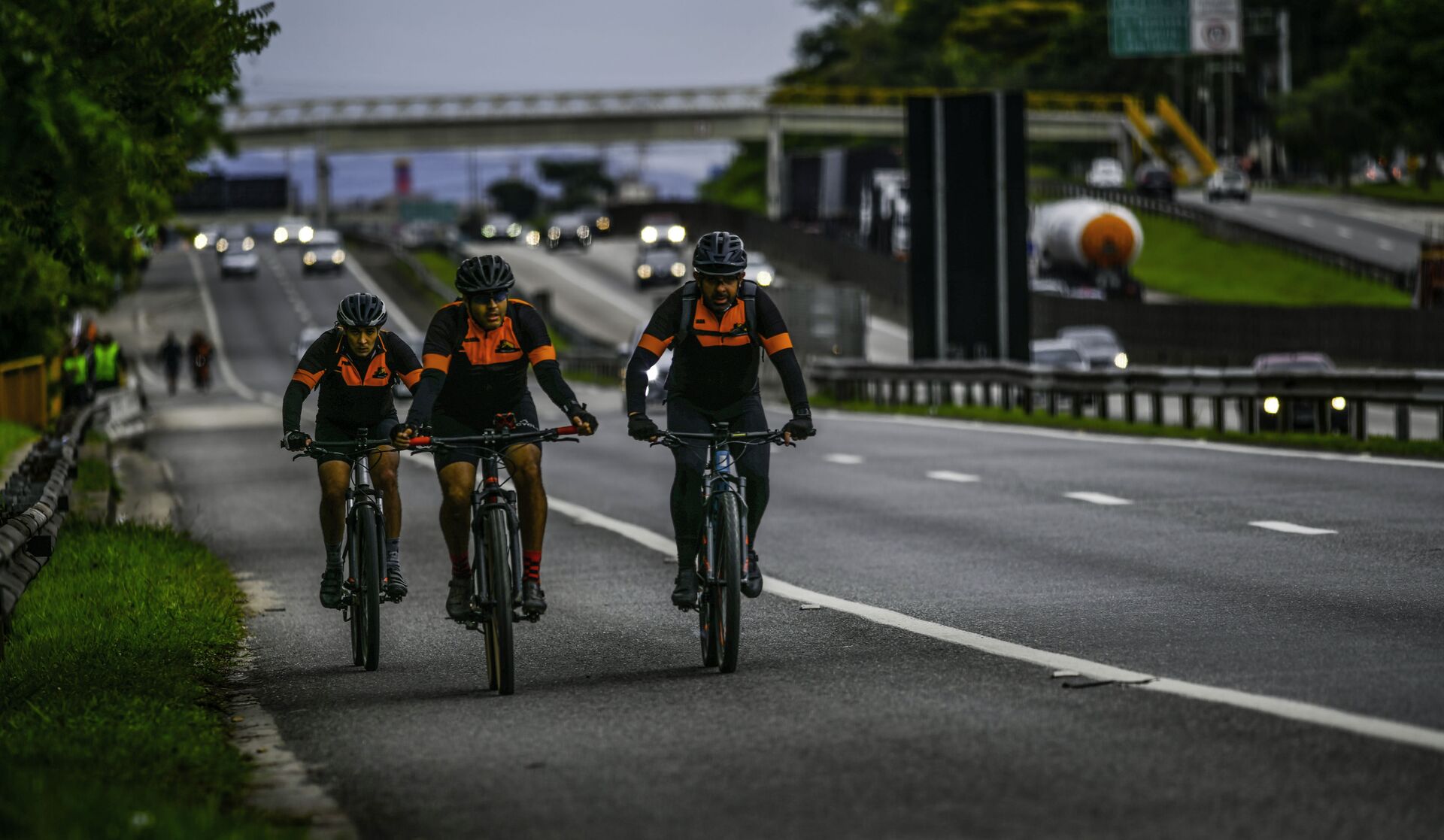 Romeiros de bicicletas se dirigem pela via Dutra BR116, com destino a Aparecida, onde é comemorado no dia 12 o dia nacional da Padroeira do Brasil. Diversos acidentes aconteceram nos últimos dias na rodovia, 9 de outubro de 2021 - Sputnik Brasil, 1920, 09.11.2021