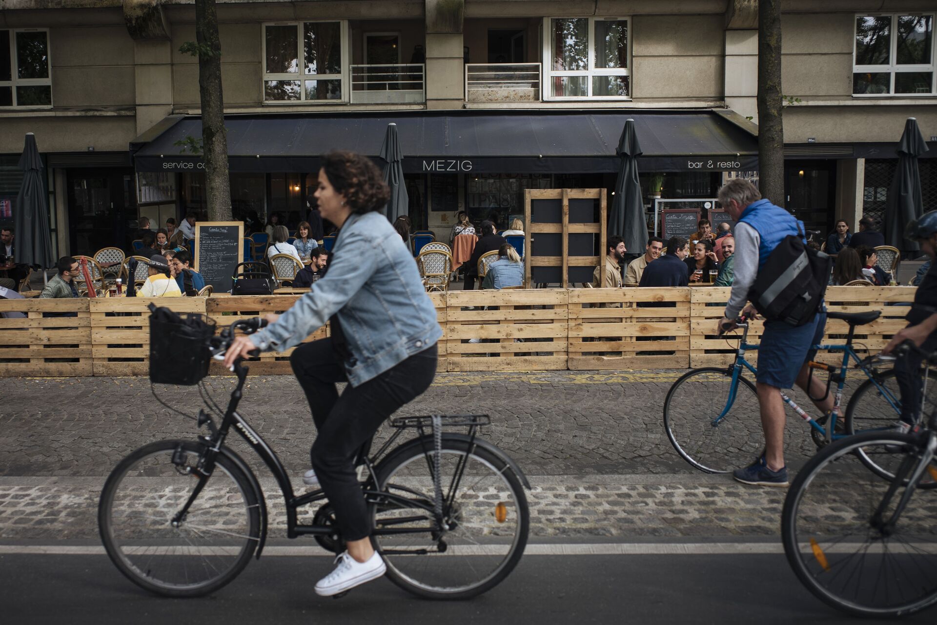 Pessoas andam de bicicleta calmamente em Paris, França, 5 de junho de 2021 - Sputnik Brasil, 1920, 09.11.2021