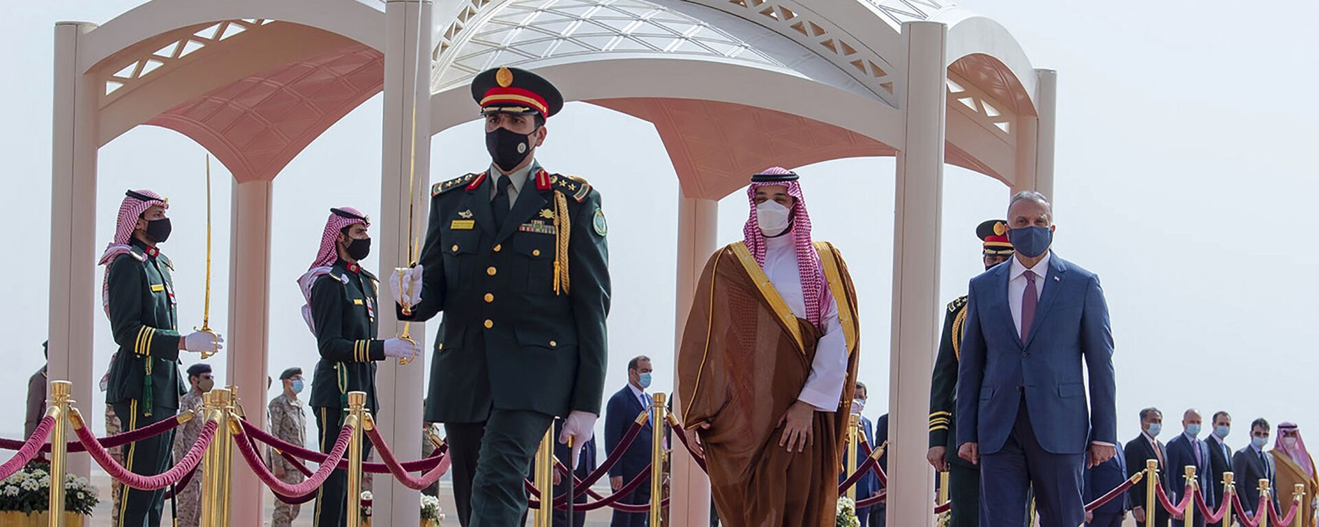 Príncipe herdeiro saudita Mohammed bin Salman (c) acompanha o primeiro-ministro iraquiano Mustafa al-Kadhimi (d) em Riad, na Arábia Saudita, dias antes da reunião entre oficiais sauditas e iranianos em Bagdá, Iraque. Foto de arquivo - Sputnik Brasil, 1920, 13.10.2021