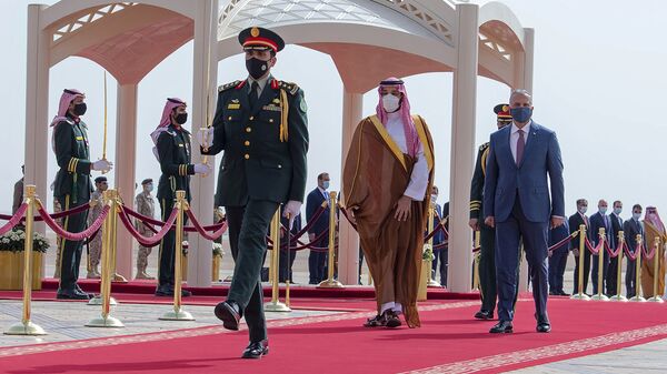 Príncipe herdeiro saudita Mohammed bin Salman (c) acompanha o primeiro-ministro iraquiano Mustafa al-Kadhimi (d) em Riad, na Arábia Saudita, dias antes da reunião entre oficiais sauditas e iranianos em Bagdá, Iraque. Foto de arquivo - Sputnik Brasil