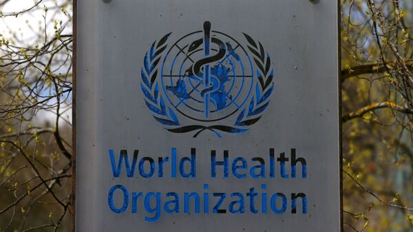 Logotipo da Organização Mundial da Saúde (OMS) fora de prédio da instituição em Genebra, Suíça, 6 de abril de 2021 - Sputnik Brasil