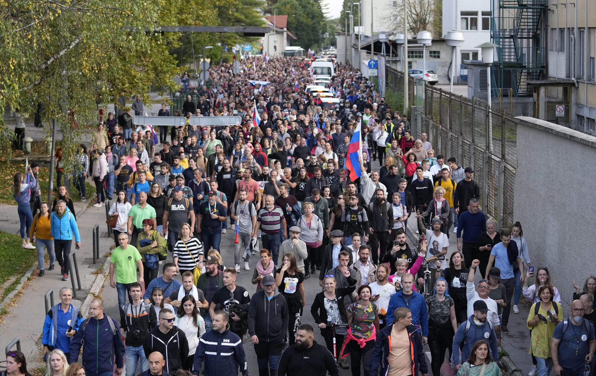 Manifestantes marcham durante protesto contra vacinações e medidas contra o coronavírus em Ljubljana, Eslovênia, mostrando que pessoas em todo mundo ainda resistem à vacinação, 5 de outubro de 2021 - Sputnik Brasil, 1920, 09.11.2021