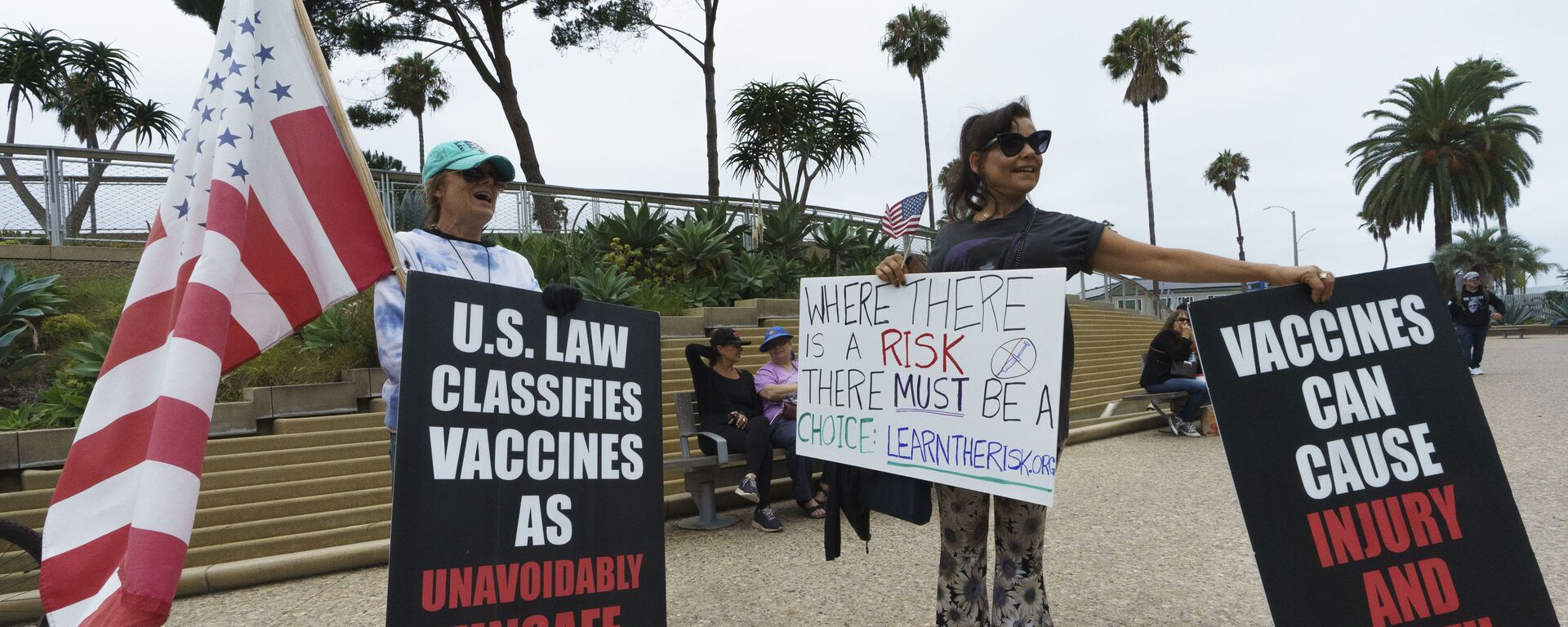 Pessoas seguram cartazes contra passaportes de vacina enquanto participam do S.O.S California No Vaccine Passport Rally no Tongva Park em Santa Monica, Califórnia, sábado, 21 de agosto de 2021 - Sputnik Brasil, 1920, 14.10.2021