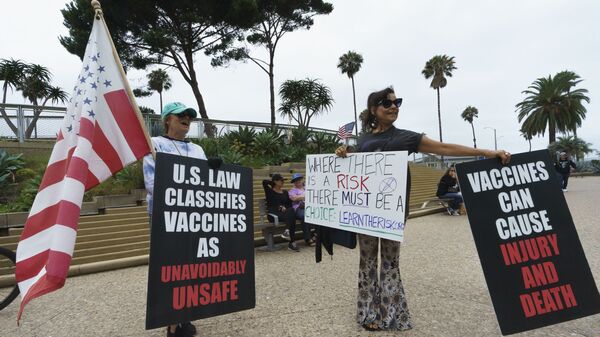 Pessoas seguram cartazes contra passaportes de vacina enquanto participam do S.O.S California No Vaccine Passport Rally no Tongva Park em Santa Monica, Califórnia, sábado, 21 de agosto de 2021 - Sputnik Brasil