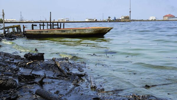 Vazamento de óleo no lago de Maracaibo, na Venezuela - Sputnik Brasil