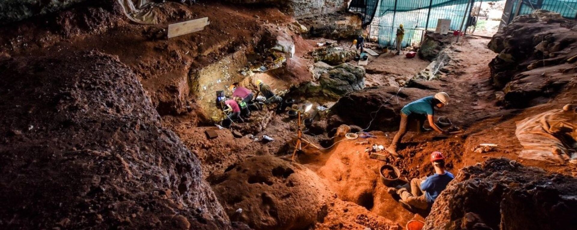 Trabalhos arqueológicos conduzidos na caverna Romanelli na Itália - Sputnik Brasil, 1920, 15.10.2021