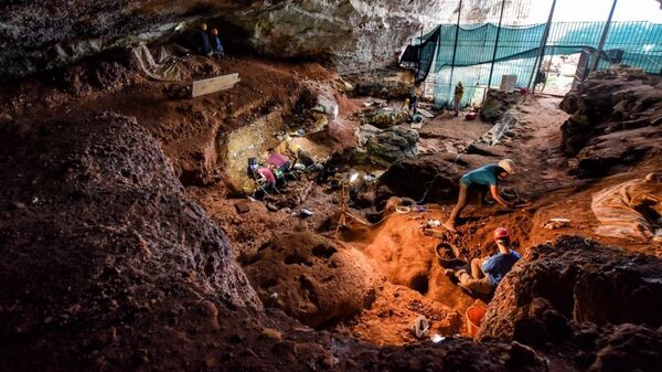 Trabalhos arqueológicos conduzidos na caverna Romanelli na Itália - Sputnik Brasil