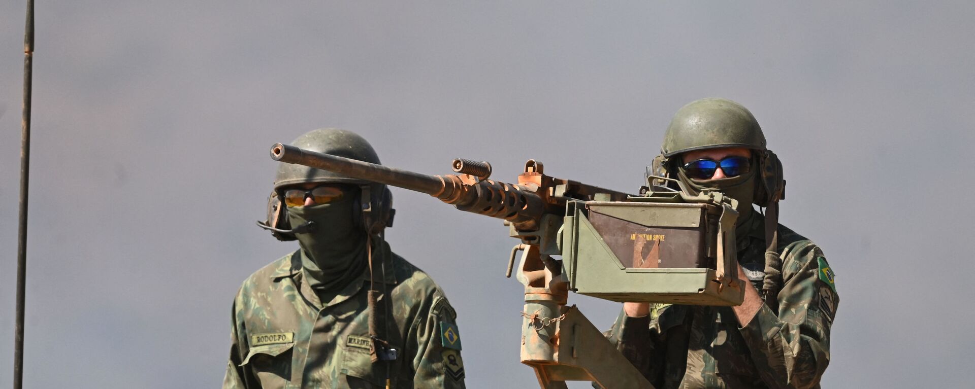 Soldados brasileiros são vistos em veículo blindado durante exercícios militares no Centro de Instrução Formosa, no estado de Goiás, a 100 km de Brasília, em 16 de agosto de 2021 - Sputnik Brasil, 1920, 12.07.2022
