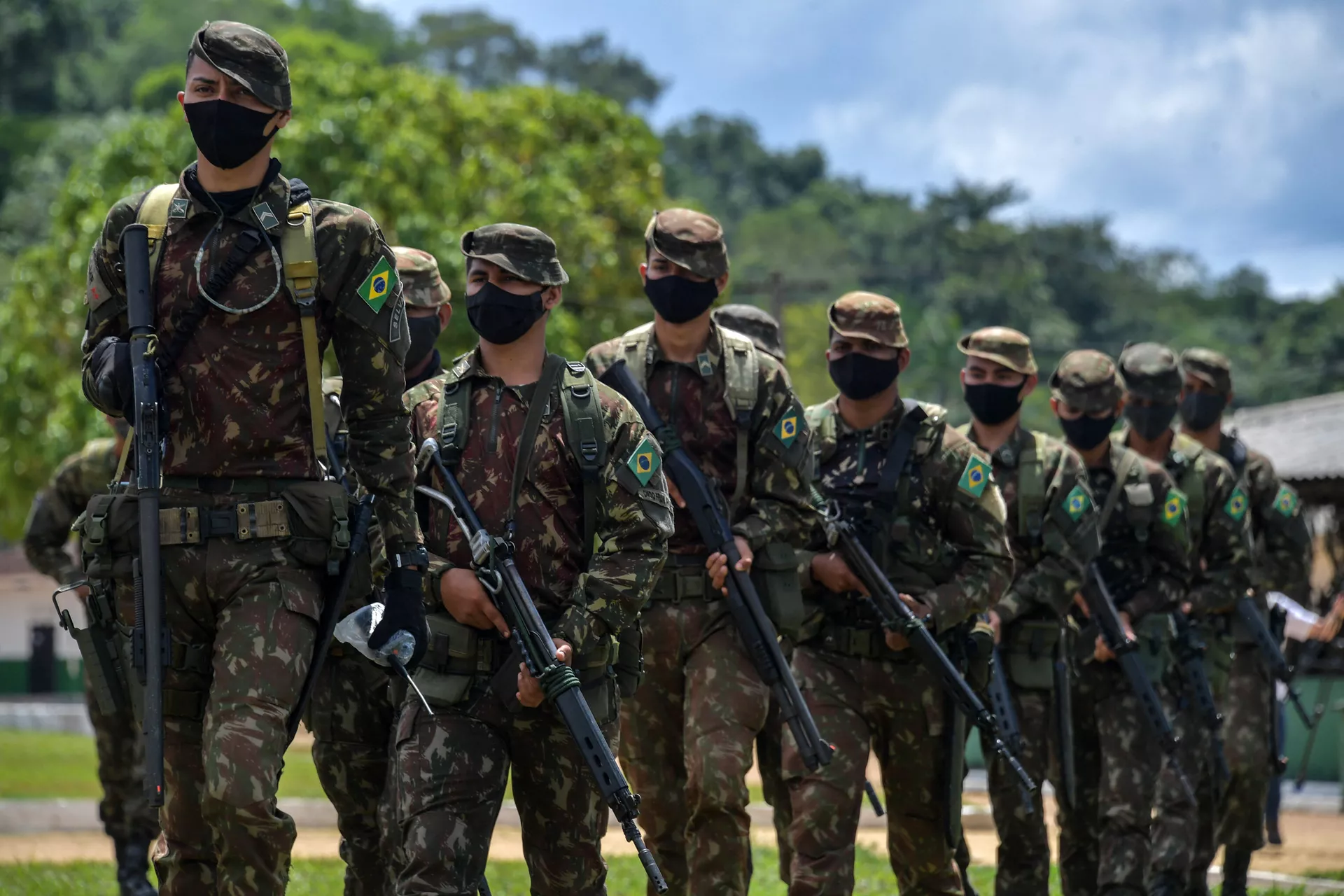 Membros das Forças Armadas Brasileiras participam de exercício militar no âmbito da operação Agata, em Oiapoque, Amapá, Brasil, 31 de outubro de 2020 - Sputnik Brasil, 1920, 01.02.2024