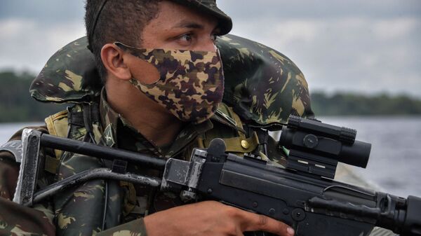 Membro das Forças Armadas do Brasil participa de exercício militar no âmbito da operação Ágata, no rio Oiapoque, Amapá, Brasil, em 31 de outubro de 2020 - Sputnik Brasil