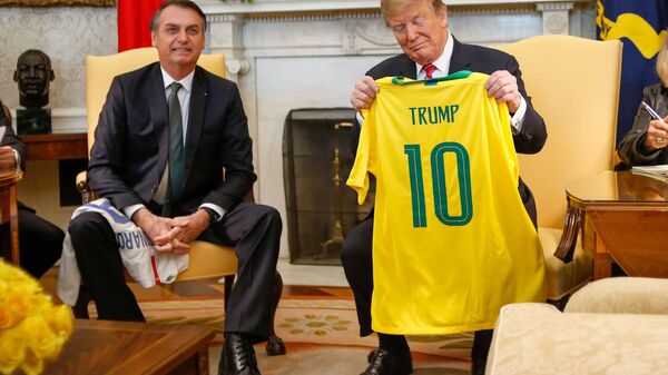 Presidente Jair Bolsonaro presenteia o ex-presidente dos EUA, Donald Trump, com camisa da seleção do Brasil de futebol (foto de arquivo) - Sputnik Brasil