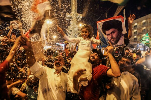 Apoiadores do movimento Sadr celebram após anúncio dos resultados preliminares das eleições parlamentares no Iraque. - Sputnik Brasil