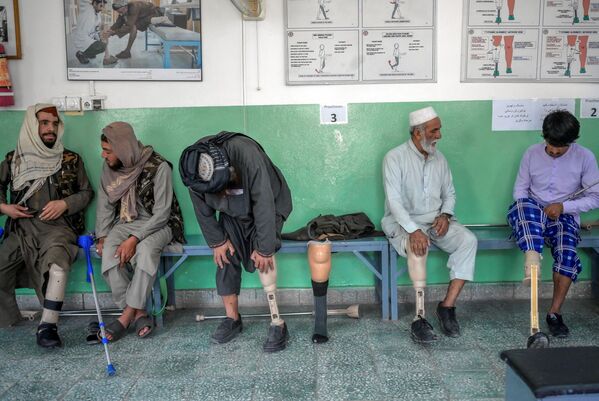 Combatentes do Talibã (organização terrorista proibida na Rússia e em vários outros países) experimentam suas novas próteses no Centro de Reabilitação do Comitê Internacional da Cruz Vermelha em Cabul. - Sputnik Brasil