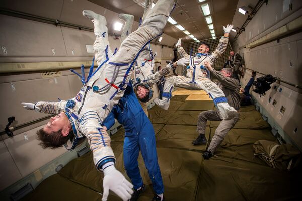 Yusaku Maezawa e Yozo Hirano e o participante de reserva Shun Ogiso realizam um voo de gravidade zero durante treinamento antes da viagem à Estação Espacial Internacional, região de Moscou, Rússia. - Sputnik Brasil