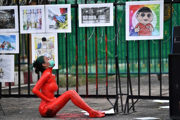 Manifestante coberta de tinta vermelha durante um protesto contra o governo do primeiro-ministro da Tailândia, e em apoio à libertação de presos políticos. - Sputnik Brasil