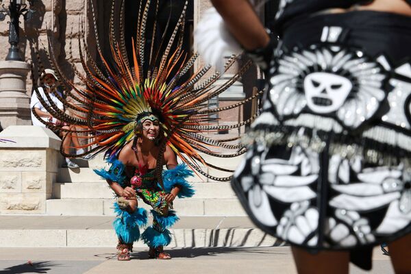 Membros do grupo Danza Azteca Guadalupana dançam durante um evento em Austin, EUA. - Sputnik Brasil
