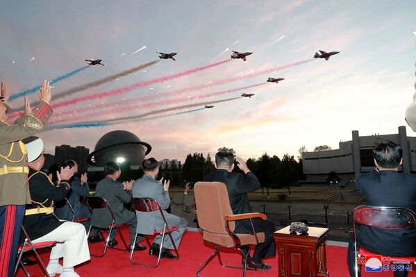 Kim Jong-un observa um voo de demonstração durante a cerimônia de abertura da exposição militar Autodefesa-2021 em Pyongyang. - Sputnik Brasil