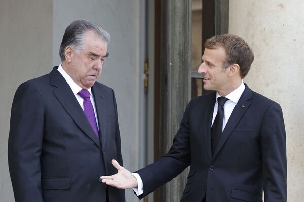 Presidente francês Emmanuel Macron saúda presidente do Tajiquistão, Emomali Rahmon, em Paris. - Sputnik Brasil