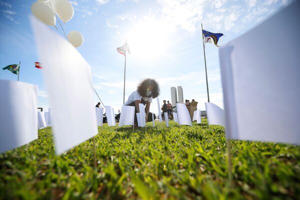 Ativistas homenageiam, na frente do Congresso Nacional , brasileiros que morreram por conta da COVID-19, Brasília, 15 de outubro de 2021.  - Sputnik Brasil