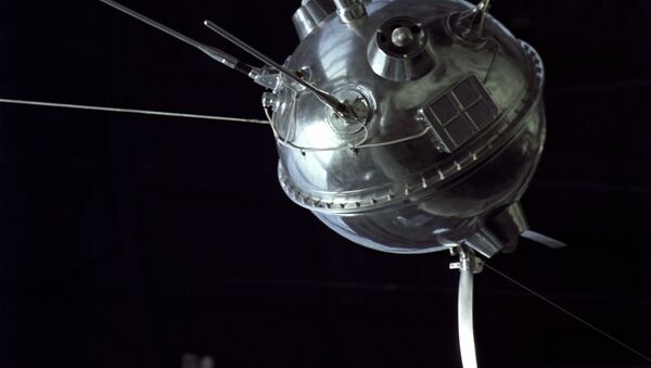 Modelo da estação interplanetária automática soviética Luna 2, a primeira no mundo a alcançar a superfície da Lua no Pavilhão Cosmos em exposição na URSS - Sputnik Brasil