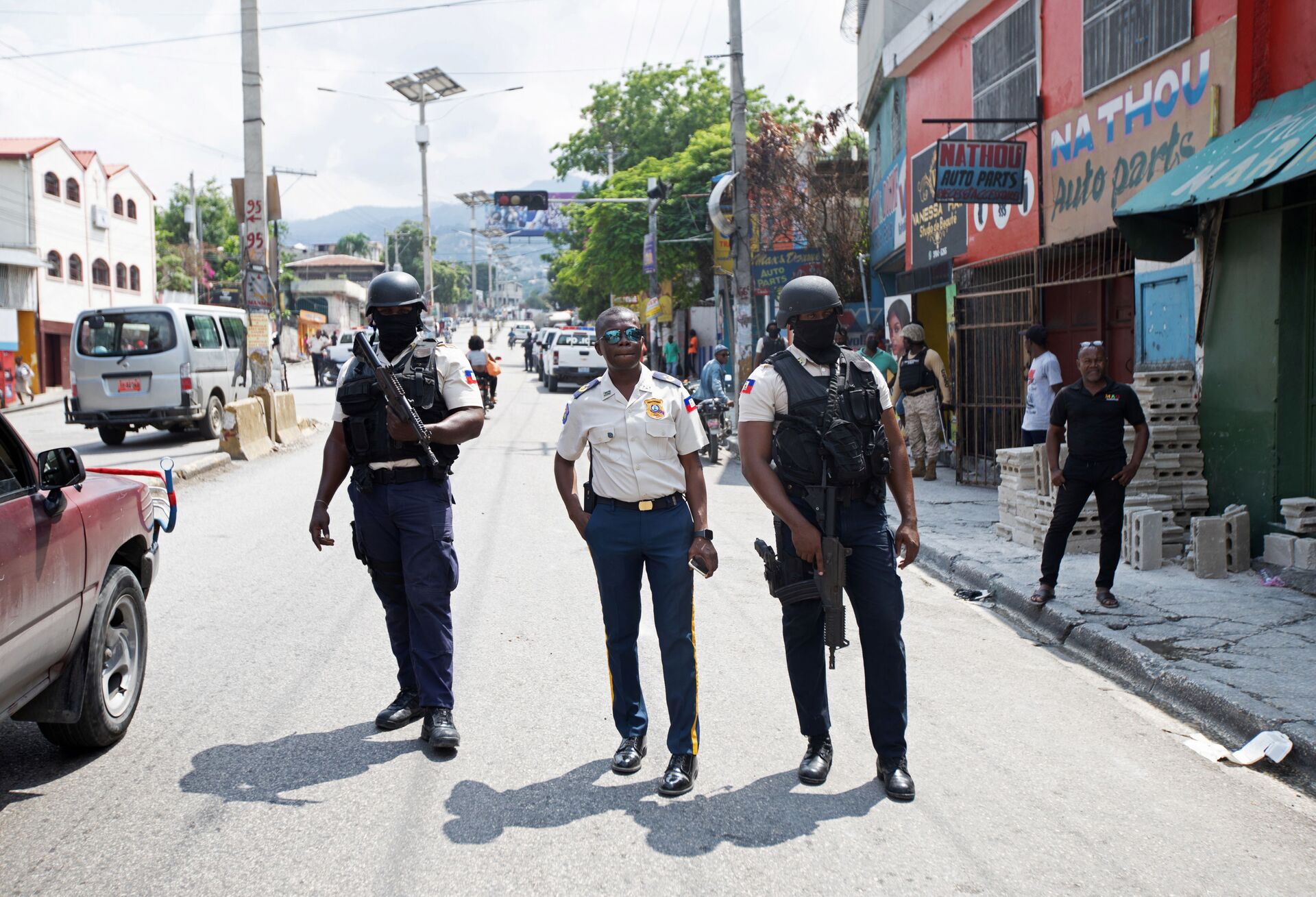 Policiais percorrem ruas de Porto Príncipe, após um grupo de missionários, incluindo 16 norte-americanos e um canadense, ser sequestrado no sábado (16), em Porto Príncipe, Haiti, 17 de outubro de 2021    - Sputnik Brasil, 1920, 09.11.2021