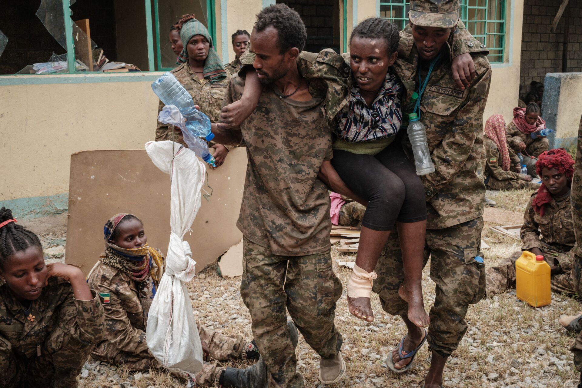Militares carregam um soldado ferido até o Centro de Reabilitação de Mekele, capital da região de Tigré, Etiópia - Sputnik Brasil, 1920, 28.12.2022