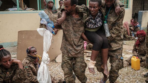Militares carregam um soldado ferido até o Centro de Reabilitação de Mekele, capital da região de Tigré, Etiópia - Sputnik Brasil