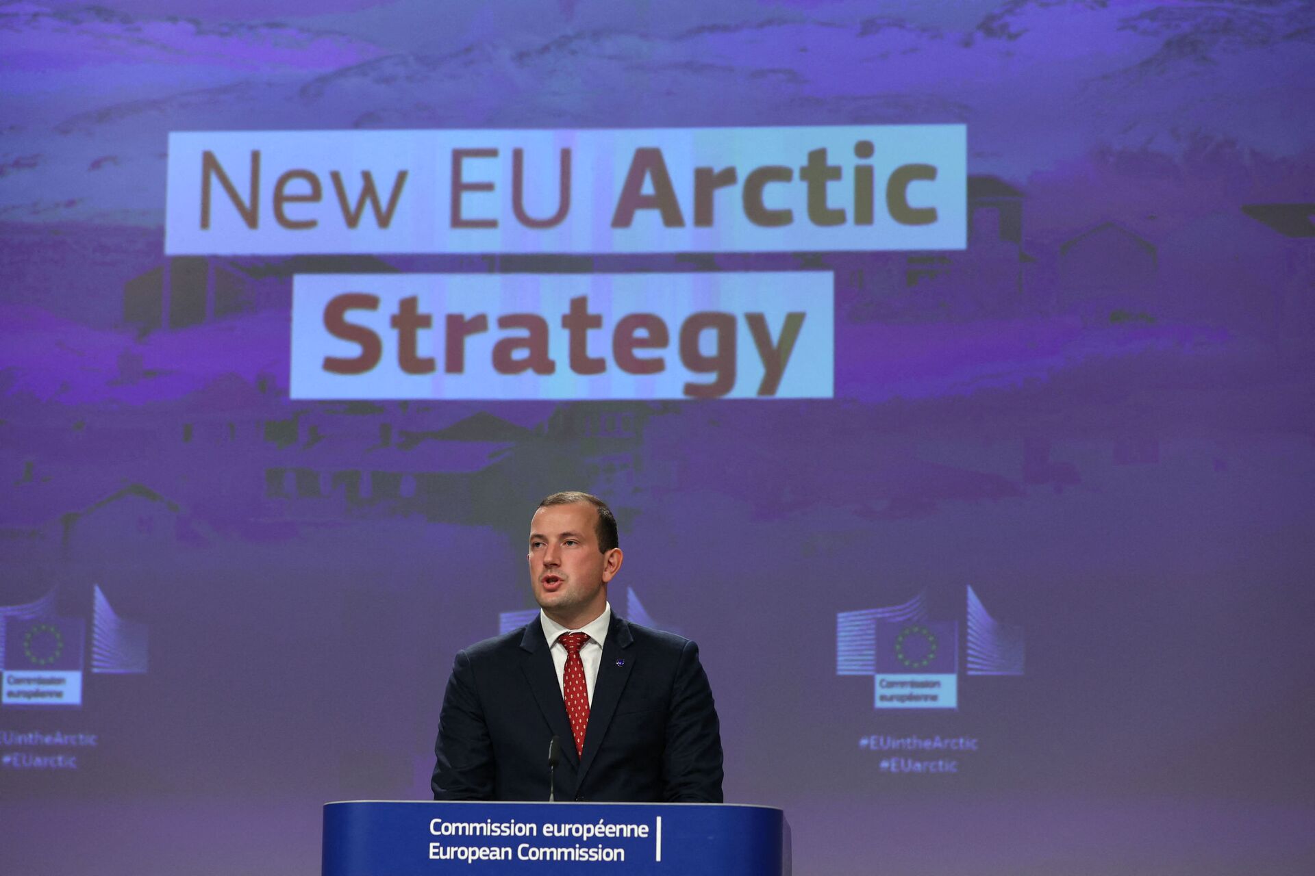 Comissário Europeu para o Meio Ambiente, Oceanos e Pescas, Virginijus Sinkevicius, durante apresentação da nova estratégia da Comissão Europeia para o Ártico na sede da Comissão Europeia, em Bruxelas, em 13 de outubro de 2021 - Sputnik Brasil, 1920, 09.11.2021