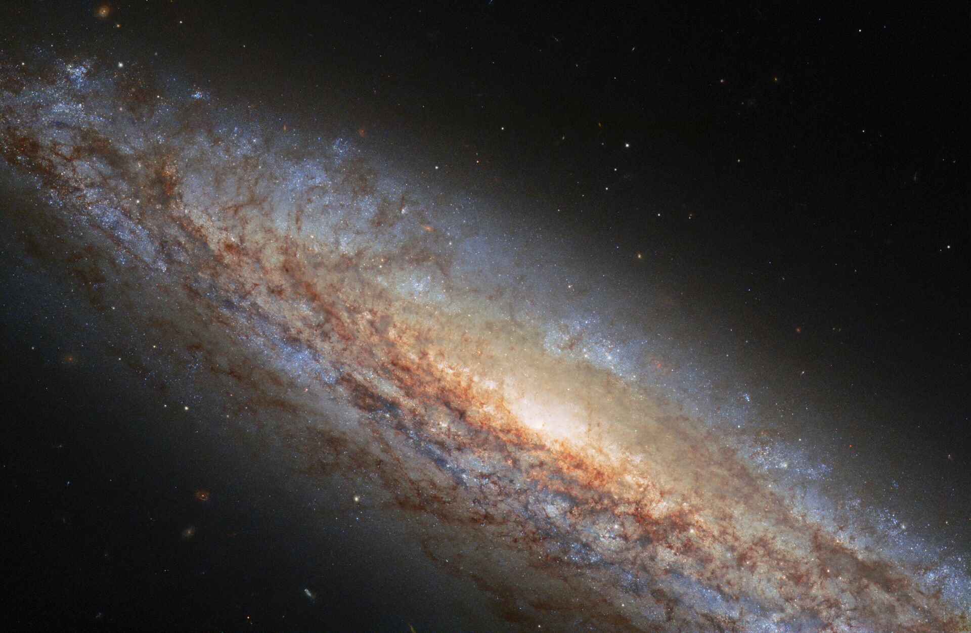 Galáxia NGC 4666 lidando com explosão estelar em seu interior - Sputnik Brasil, 1920, 09.11.2021