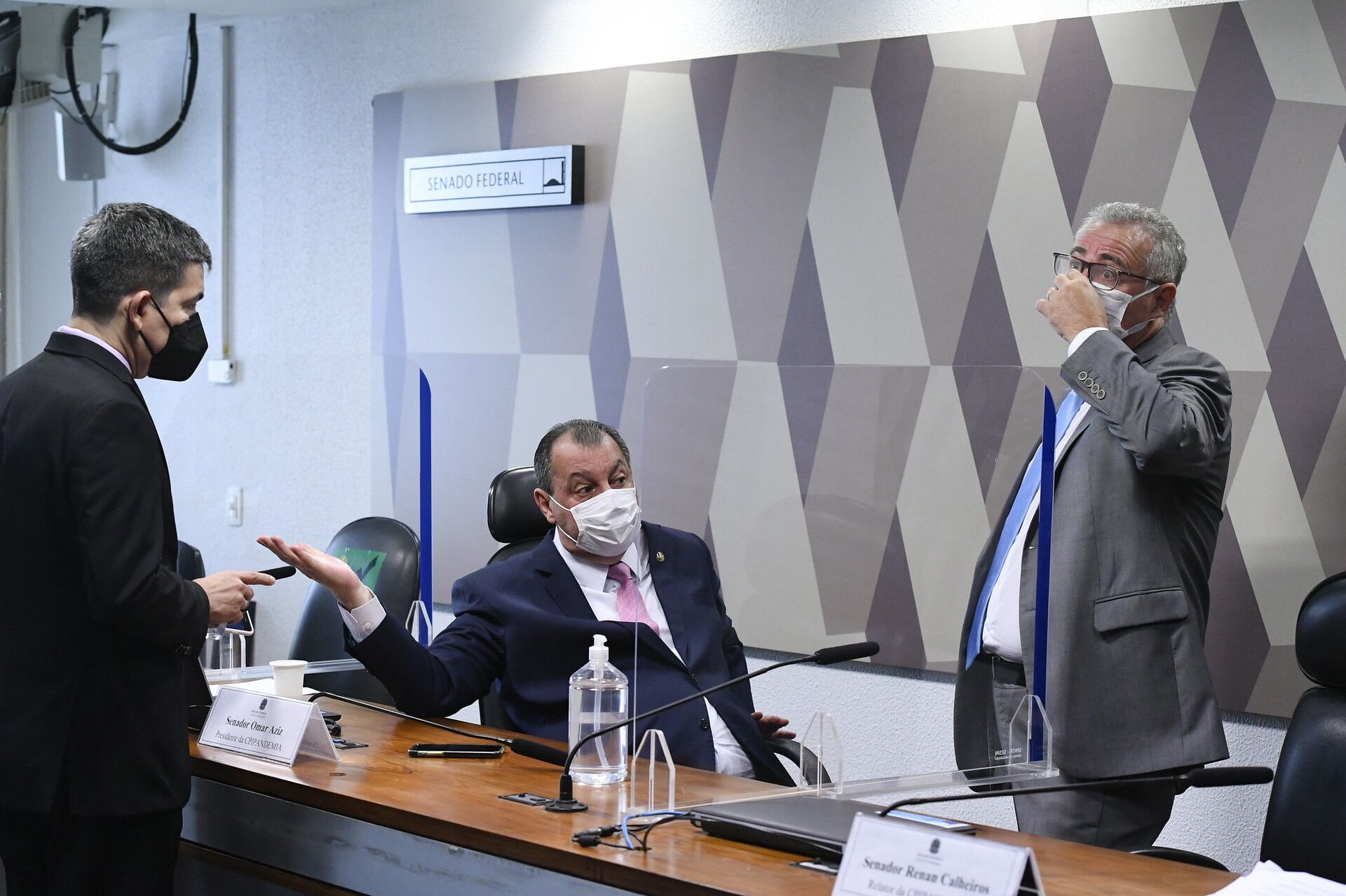 Senador Omar Aziz, presidente da CPI (no meio), Renan Calheiros, relator da CPI (à direita) e vice-presidente da CPI, Randolfe Rodrigues conversam na CPI da Covid no Senado, Brasília, 18 de outubro de 2021 - Sputnik Brasil, 1920, 09.11.2021