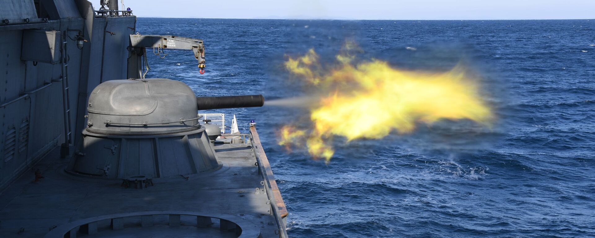 Disparo do sistema automático de artilharia AO-18 (AK-630) da corveta Gromky no âmbito dos exercícios anuais Cooperação Marítima 2021 no mar do Japão - Sputnik Brasil, 1920, 19.10.2021