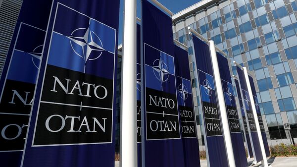 Cartazes mostrando o logo da OTAN colocados na entrada da sede da aliança, em Bruxelas, Bélgica - Sputnik Brasil