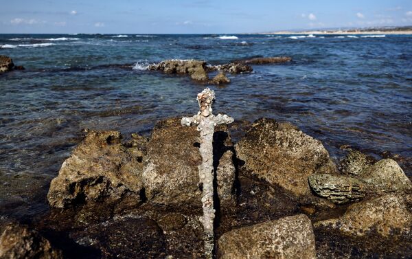 Espada de 900 anos de cavaleiro das Cruzadas  é encontrada no mar Mediterrâneo, na costa norte de Israel. - Sputnik Brasil