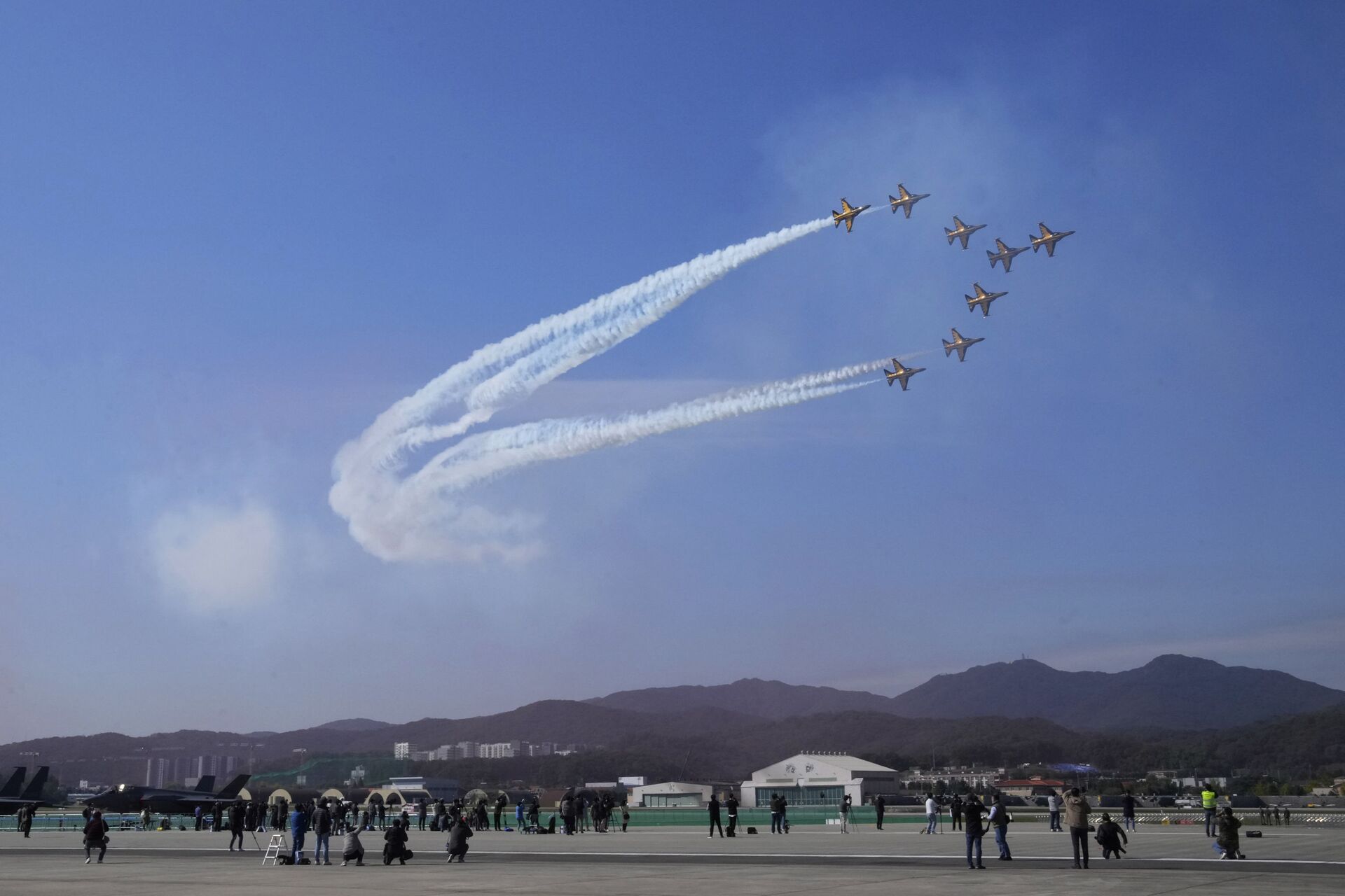 Equipe acrobática Black Eagles da Força Aérea da Coreia do Sul exibe sua capacidade ante multidão de visitantes - Sputnik Brasil, 1920, 09.11.2021