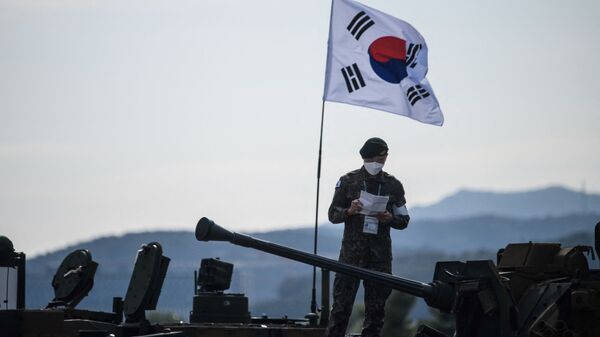 Soldado do Exército da Coreia do Sul discursa durante Exposição Internacional Aeroespacial e de Defesa (Adex, na sigla em inglês) da capital sul-coreana, Seul - Sputnik Brasil