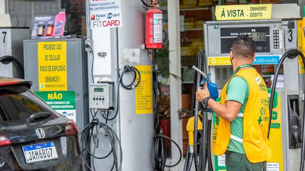Postos de Porto Alegre reajustam os valores da gasolina na manhã desta quinta-feira. O aumento na bomba foi de R$ 0,20 no litro do produto - Sputnik Brasil