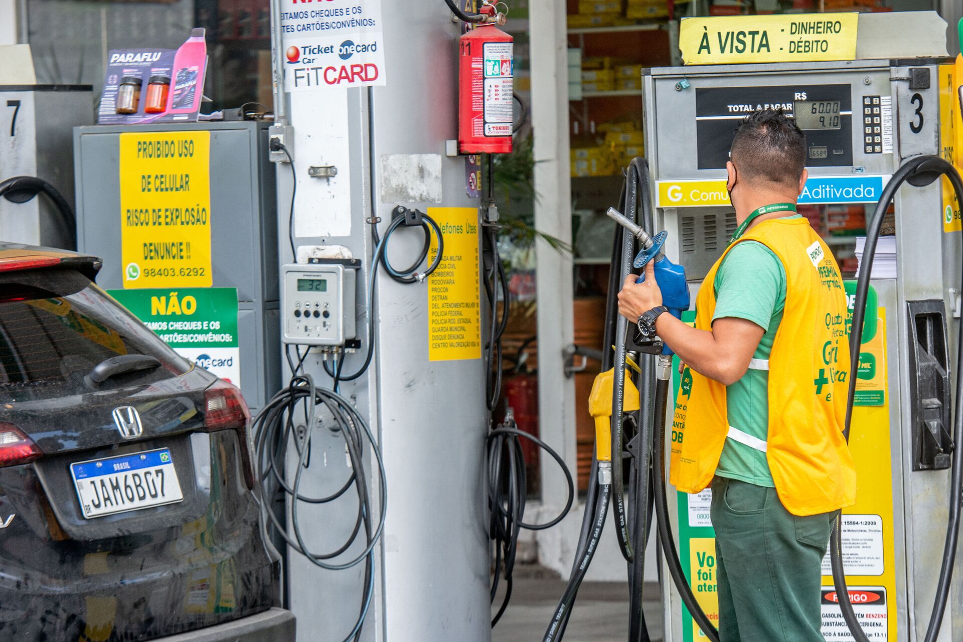 Postos de Porto Alegre reajustam os valores da gasolina na manhã desta quinta-feira. O aumento na bomba foi de R$ 0,20 no litro do produto - Sputnik Brasil, 1920, 01.04.2022