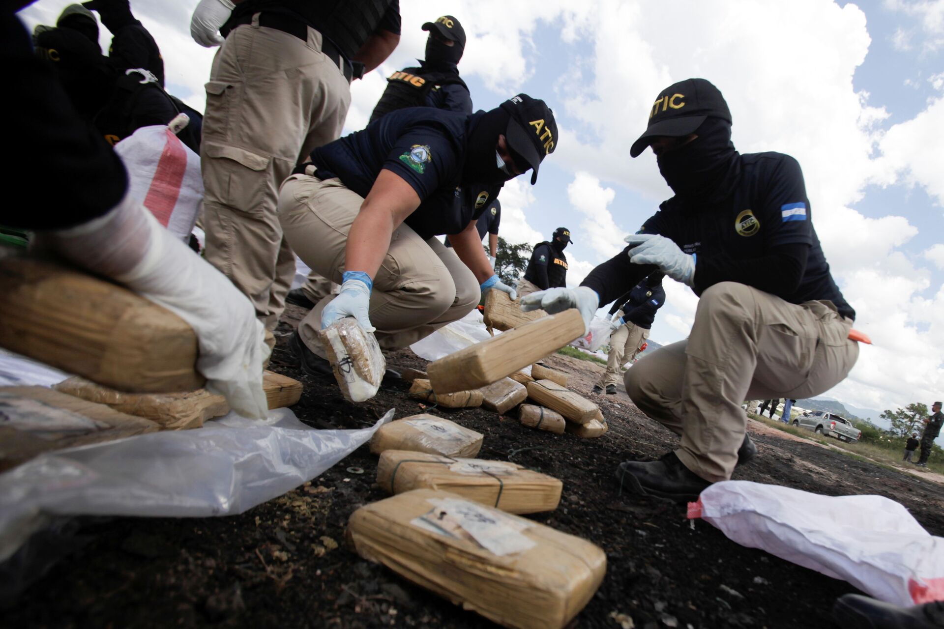 Agentes da Agência de Investigação Criminal Técnica recolhem pacotes de cocaína durante operações policiais no batalhão da Polícia Militar em Honduras - Sputnik Brasil, 1920, 09.11.2021