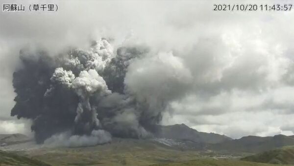 Monte Aso entrando em erupção no Japão - Sputnik Brasil