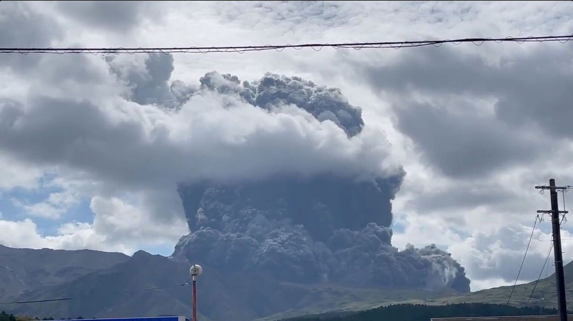Coluna densa de cinzas e fumaça subido do Monte Aso, no Japão - Sputnik Brasil, 1920, 09.11.2021